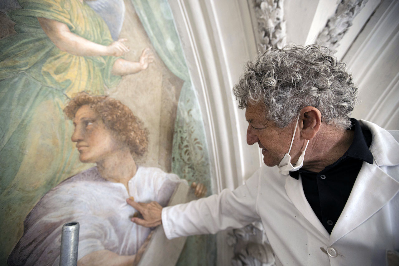 L'artista Antonio Forcellino di Vietri sul mare in Costa d'Amalfi, al lavoro sul restauro di un affresco di Raffaello