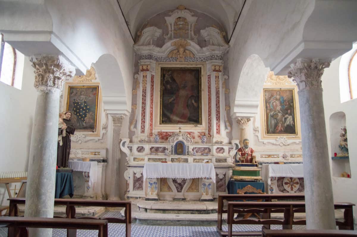 L'altare della chiesa di Filippo Neri 