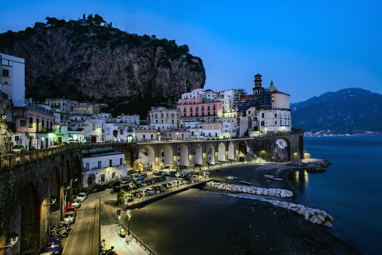 Il Borgo di Atrani in Costiera Amalfitana di notte
