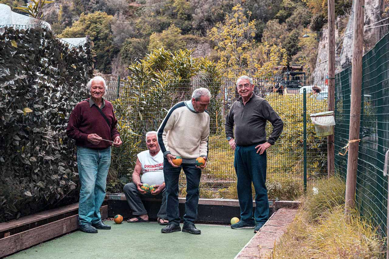 Il lancio delle bocce in Costa d'Amalfi, chi gioca e chi aspetta il proprio turno