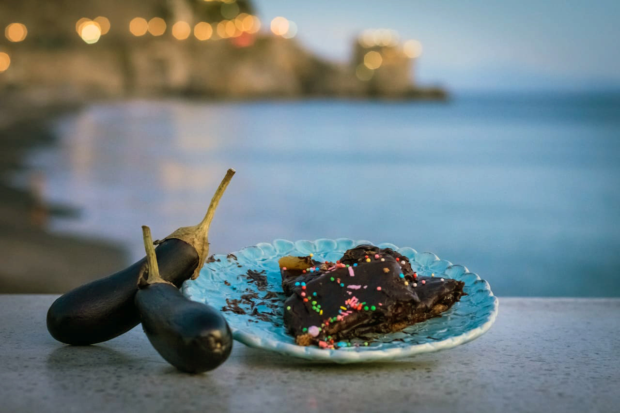 A Maiori in Costa d'Amalfi a Maronn’e Notte porta in tavola le melanzane al cioccolato. Le gustose melanzane al cioccolato