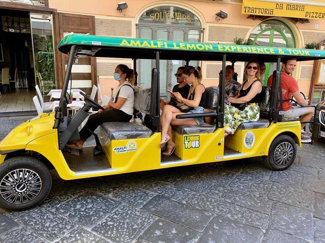 La auto elettriche da golf usate per l’Amalfi Lemon Tour di Salvatore Aceto in Costa d'Amalfi