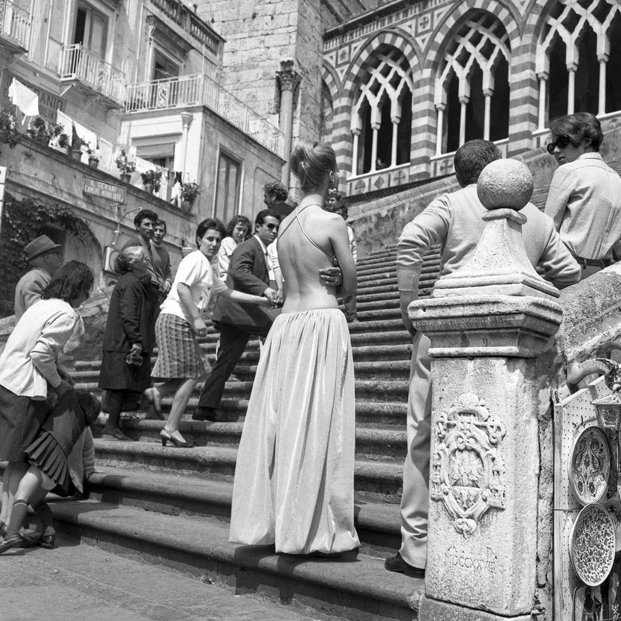 Turiste nel Duomo d'Amalfi in Costa d'Amalfi negli anni '60, scatto di Alfonso Fusco