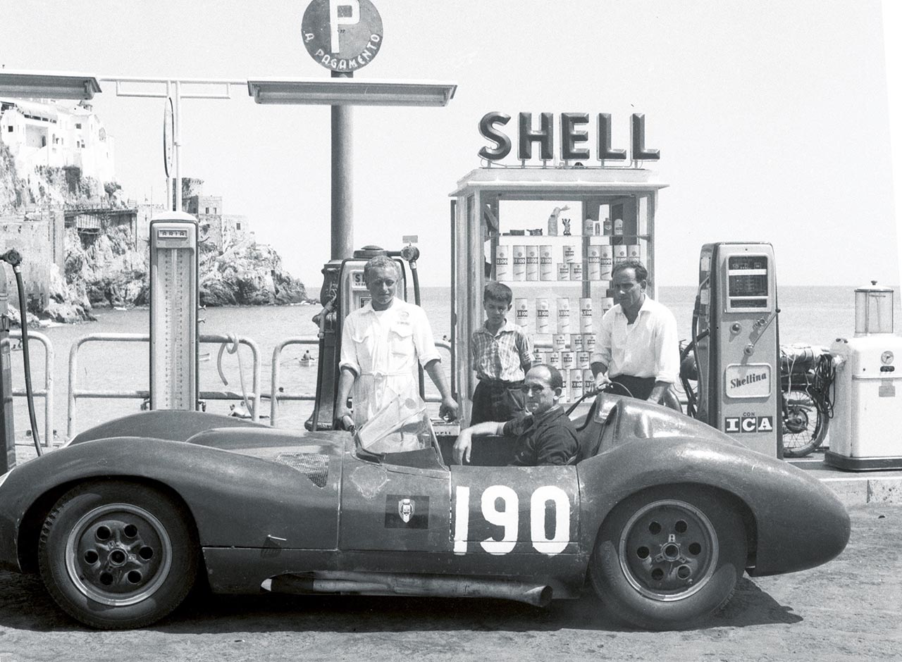 Auto da corsa alla pompa di benzina Shell in Piazza Flavio Gioia  a Amalfi in Costa d'Amalfi negli anni '60, scatto di Alfonso Fusco