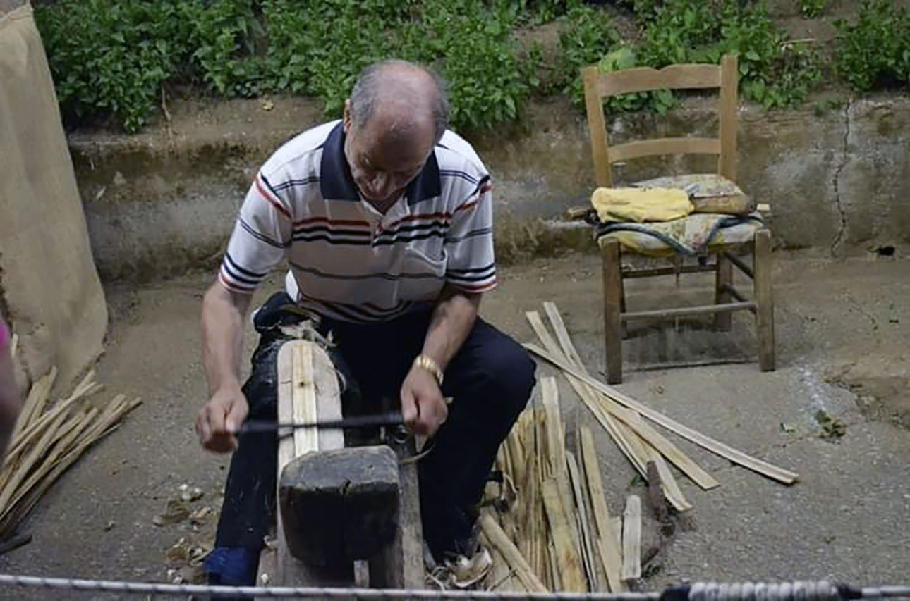L’ultimo cuofanaro: Luigi Falcone a Tramonti in Costa d'Amalfi al lavoro su una cesta