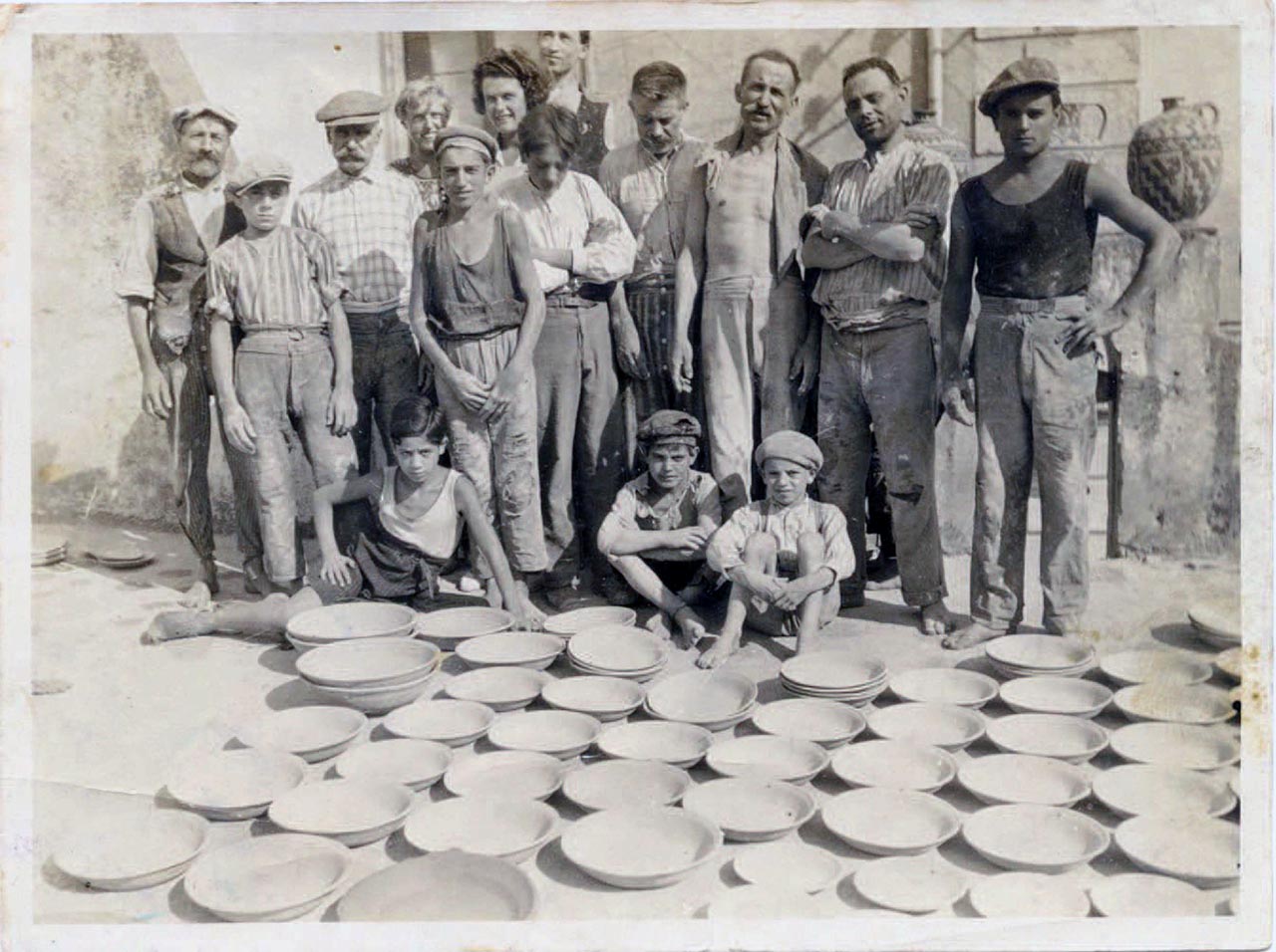 La Ceramica di Vietri sul Mare in Costa d'Amalfi. Lavoranti fabbrica di Ceramica