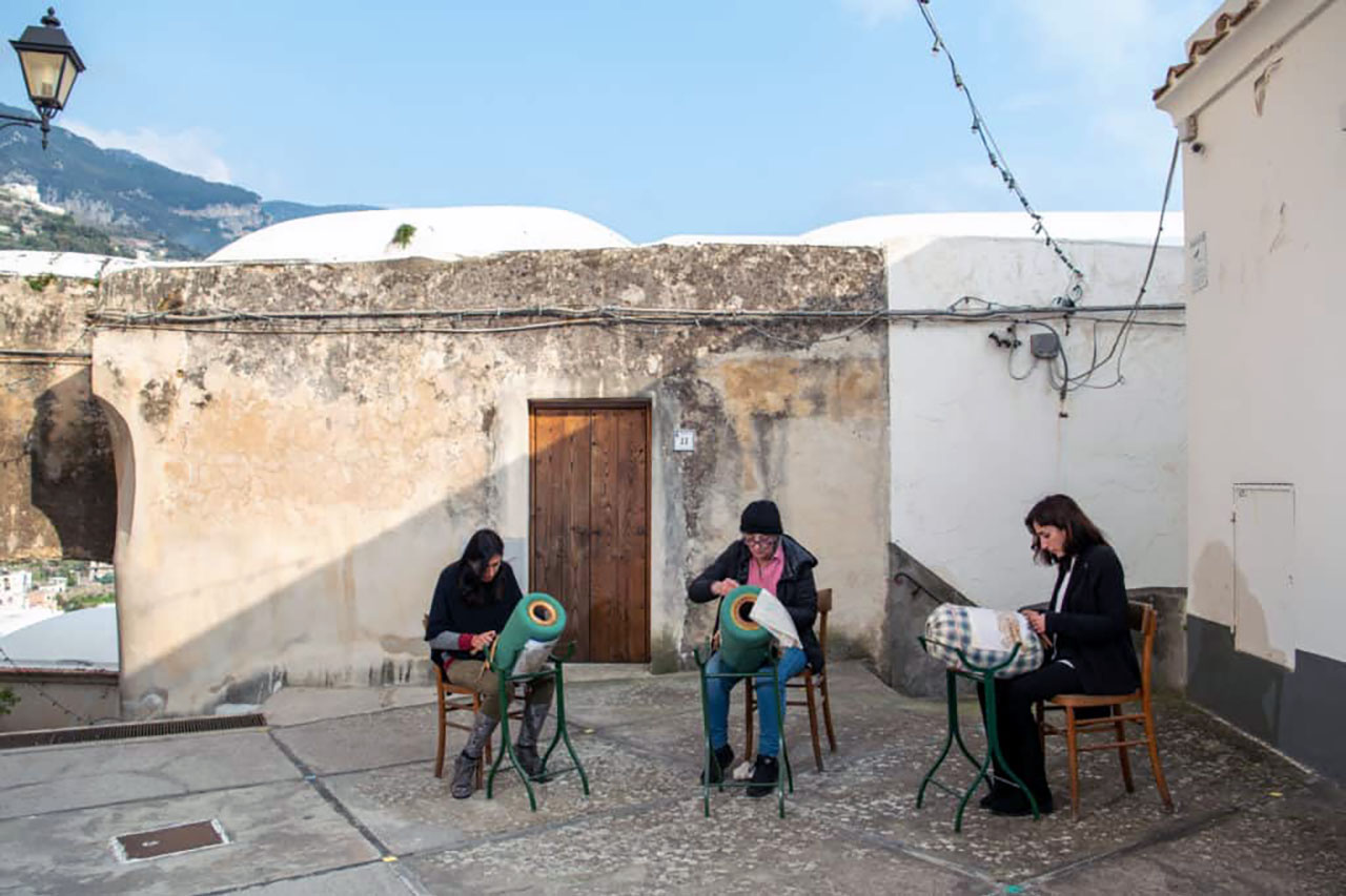 L'Arte del Tombolo in Costa d'Amalfi, Maria Arpino, Maria Cinque, e Roberta Satriano che portano avanti l'Arte del Tombolo