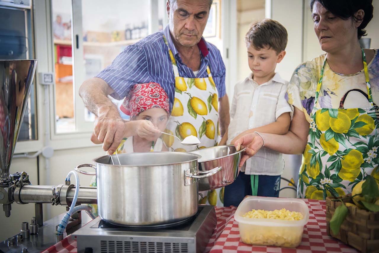 La Famiglia di Valentino Esposito nel laboratorio Valenti a Positano, marmellate, dolci e limoncello artigianali