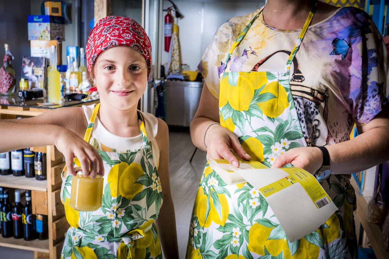 La Famiglia di Valentino Esposito nel laboratorio Valenti a Positano, marmellate, dolci e limoncello artigianali