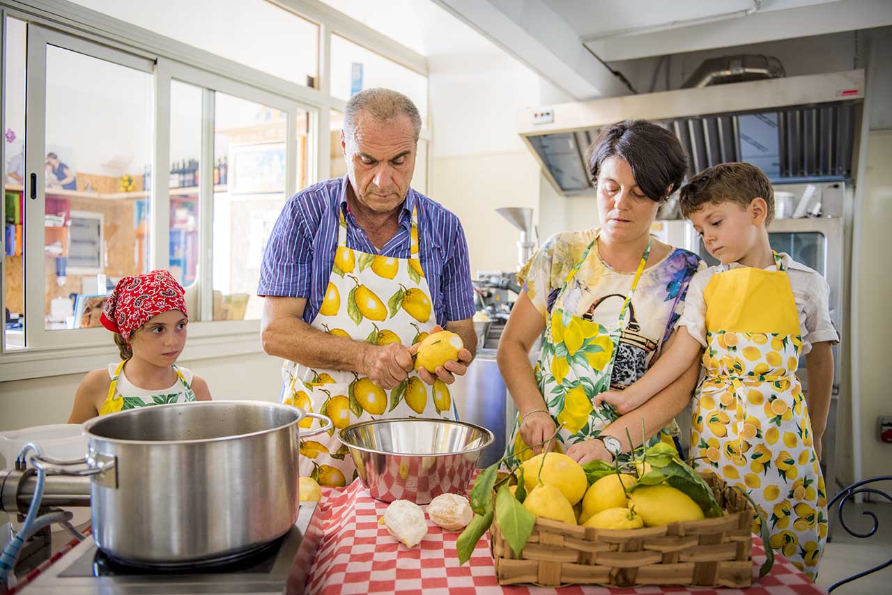 La Famiglia di Valentino Esposito nel laboratorio Valenti a Positano, marmellate, dolci e limoncello artigianali