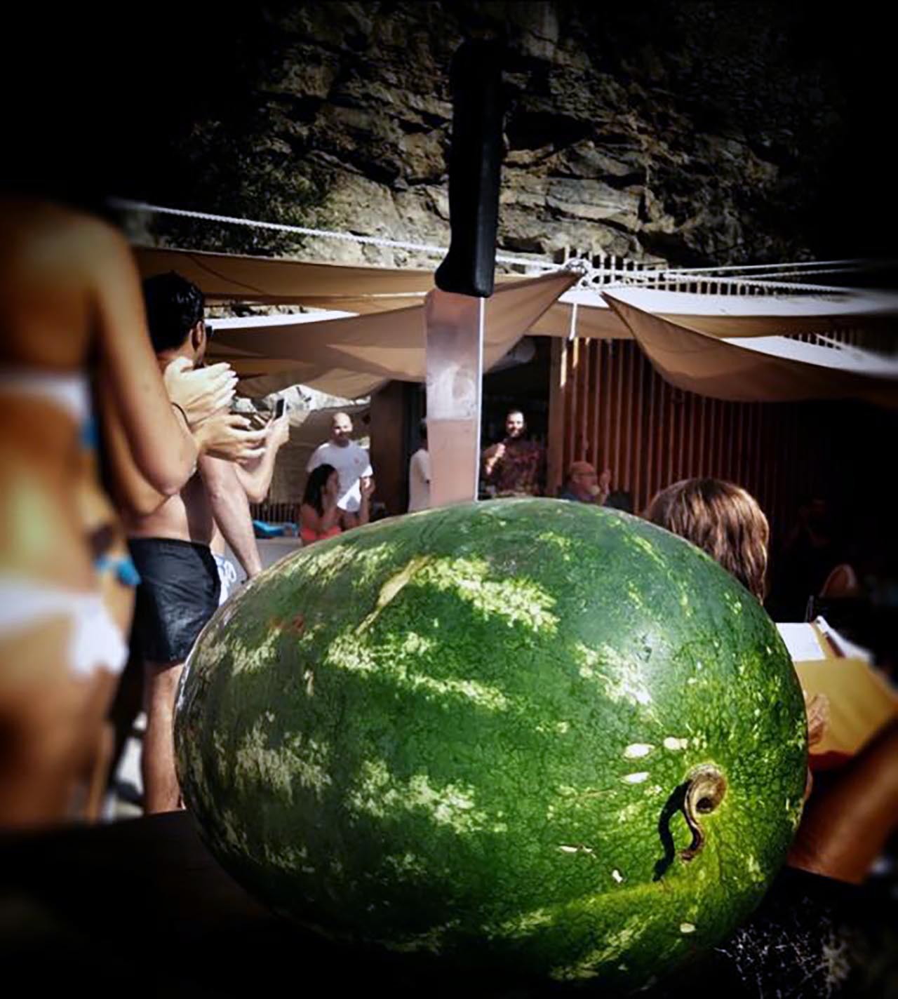 Al OneFire Beach di Praiano, dal 2003 alle 16:30 il rito del taglio dell’anguria è diventato il simbolo dell’estate della Costa d’Amalfi