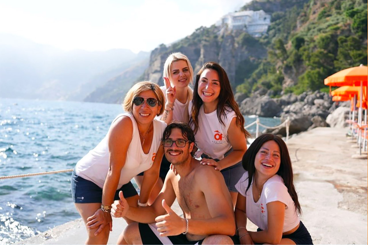 Al OneFire Beach di Praiano, dal 2003 alle 16:30 il rito del taglio dell’anguria è diventato il simbolo dell’estate della Costa d’Amalfi