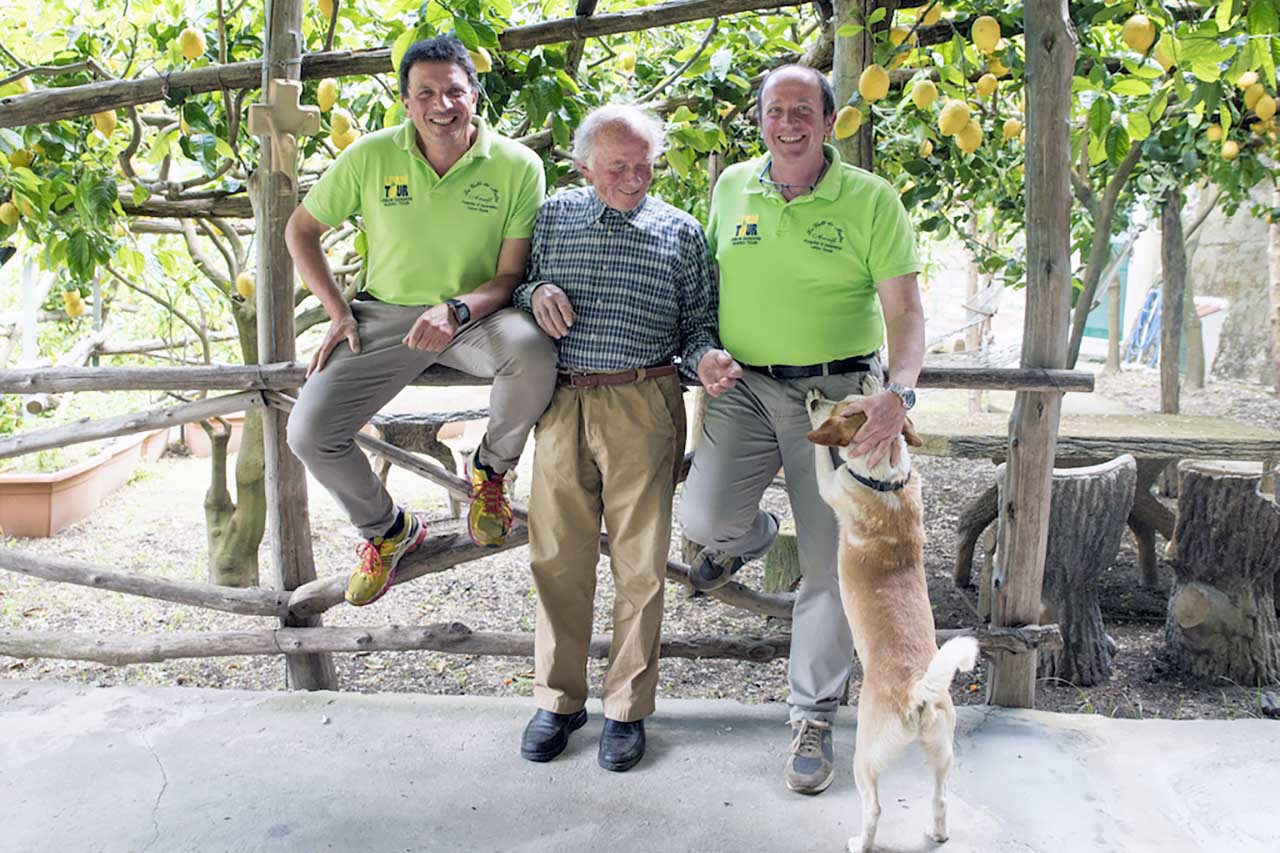 Amalfi Lemon Experience con Salvatore Aceto in Costa d'Amalfi. La famiglia Aceto: da sinistra Salvatore, il padre Gigino 'o limunaro, il fratello Marco